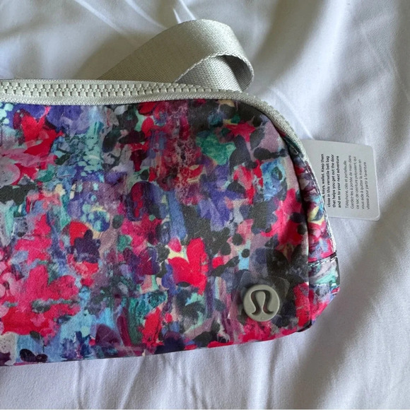 🆕💐 Lululemon Everywhere Belt Bag - Flower Glide Multi Vapor - Picture 3 of 7